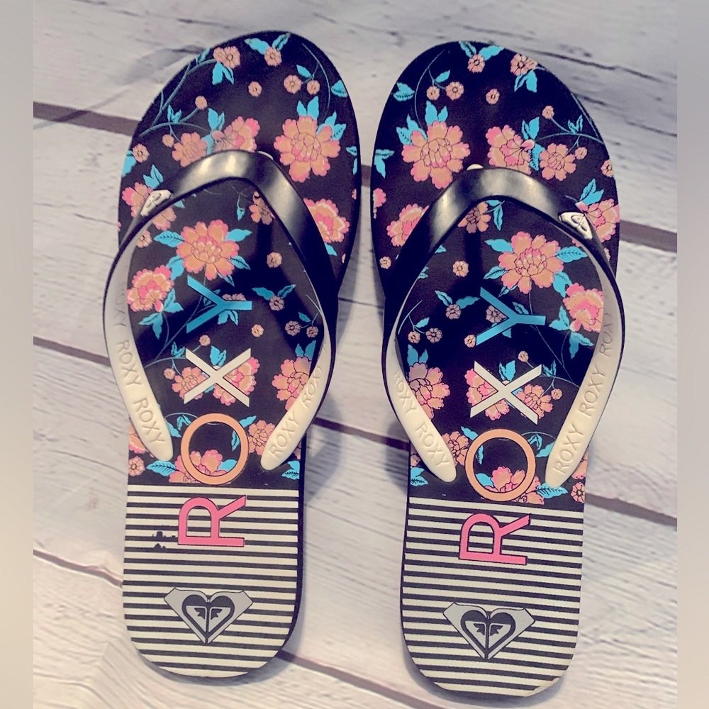 Kids size 4/5 Roxy flip flops